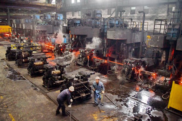 钢铁行业碳排放占全国总量的15%，是制造业中碳排放最高的行业。图为一家钢铁企业生产车间。摄影/章轲